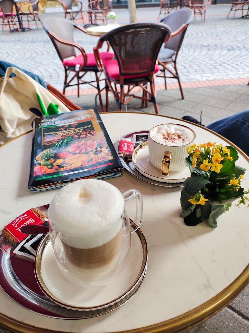 Kaffee und gedeckter Tisch im Café Eleganza